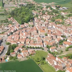 Chauriat au cœur du village, vue aérienne.